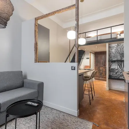 Charming 2 Bdr Old Town *