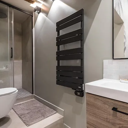 Charming 2 Bdr Old Town *