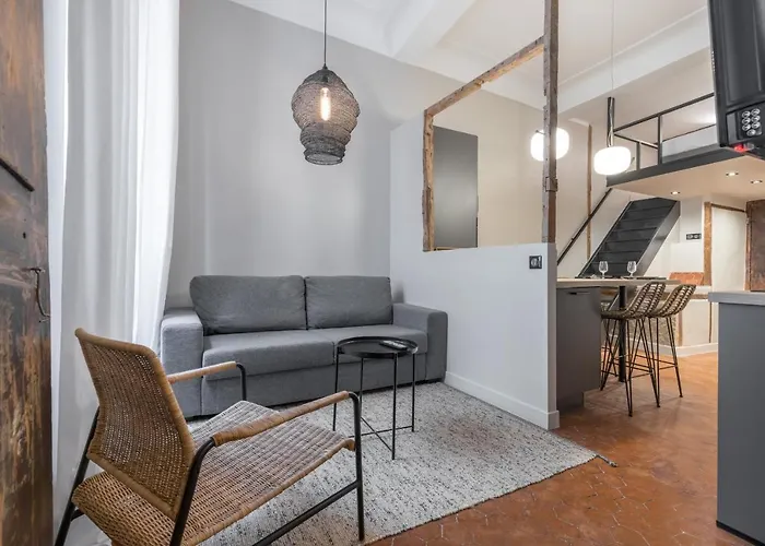 Charming 2 Bdr Old Town 公寓 *