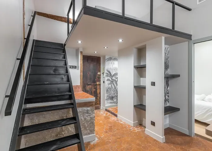 Charming 2 Bdr Old Town 公寓 *