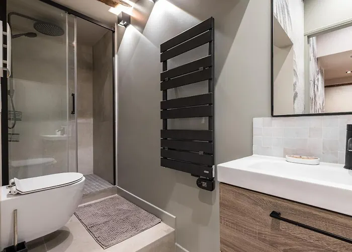 Charming 2 Bdr Old Town *