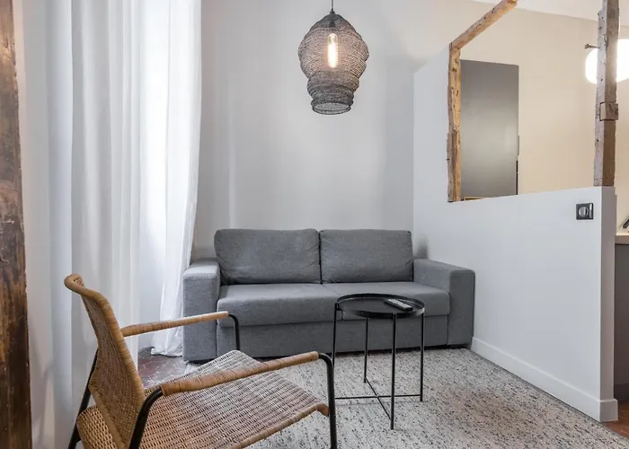 Charming 2 Bdr Old Town * Nice