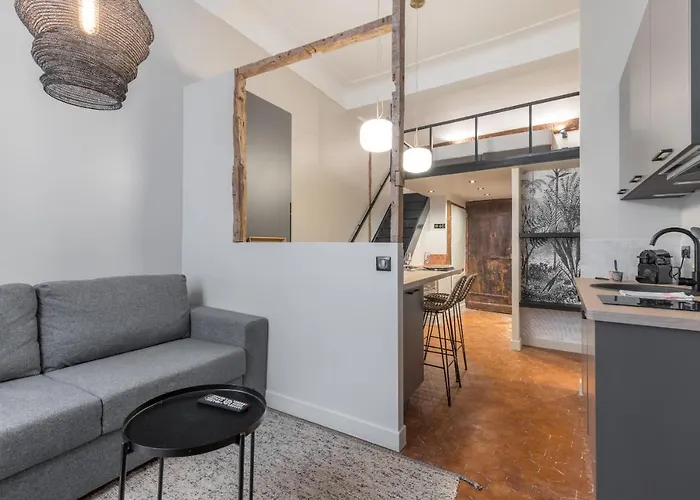 Charming 2 Bdr Old Town *